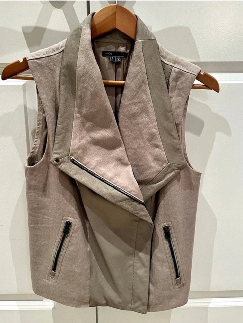 Vince Linen Blend Utility Vest in Linen colour Size Small.  Leather trim